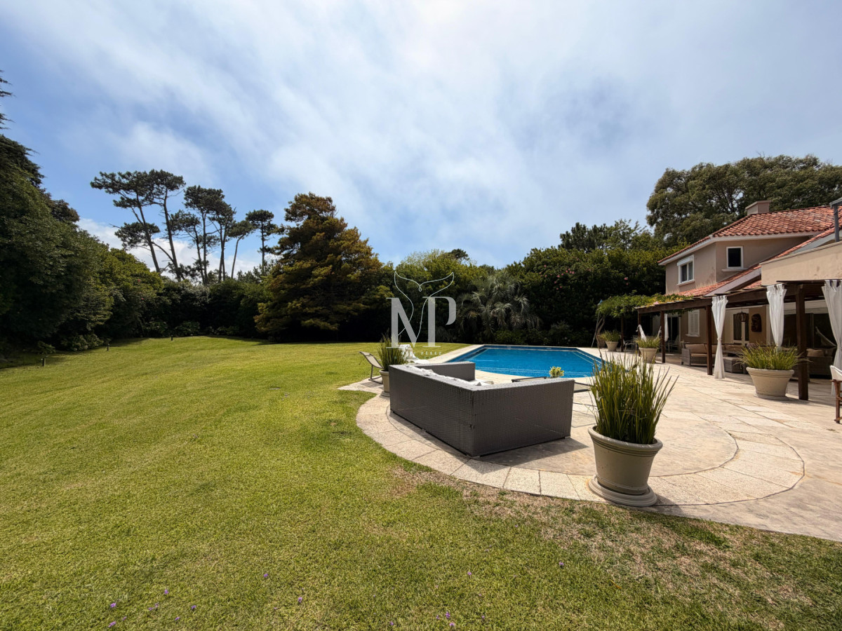 Casa ID.36 - Casa en Venta de 5 dormitorios en el Golf , Punta del este , Playa Bravav