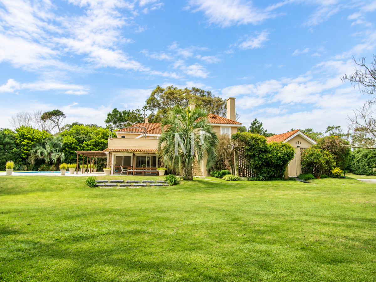 Casa ID.36 - Casa en Venta de 5 dormitorios en el Golf , Punta del este , Playa Bravav