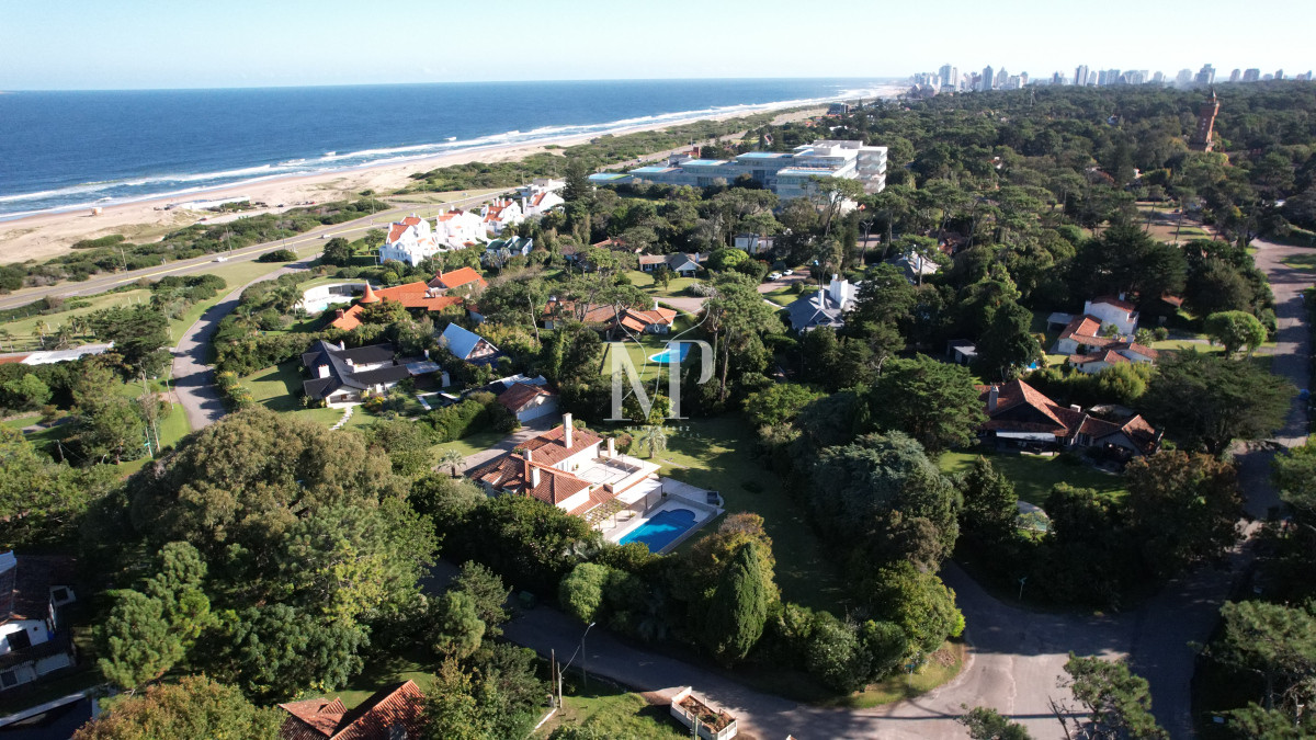 Casa ID.36 - Casa en Venta de 5 dormitorios en el Golf , Punta del este , Playa Bravav