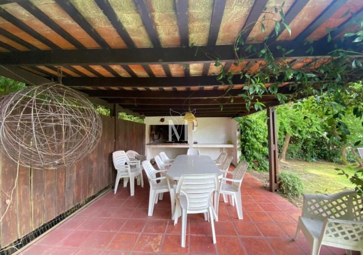 Casa ID.108 - En venta casa de 5 dormitorios, con piscina, parrillero y jardin en Lugano,Punta del Este