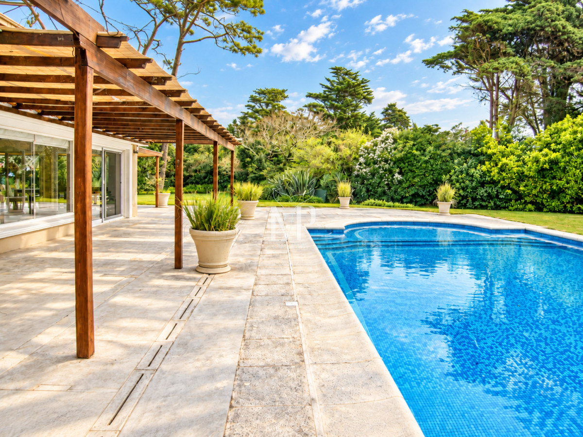 Casa ID.36 - Casa en Venta de 5 dormitorios en el Golf , Punta del este , Playa Bravav