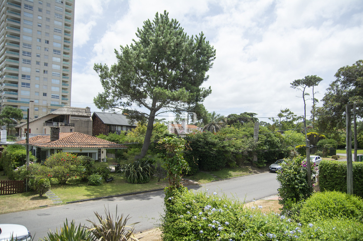 Casa ID.185 - Excelente chalet de 5 dormitorios en venta a pasos de Playa Mansa Punta del Este