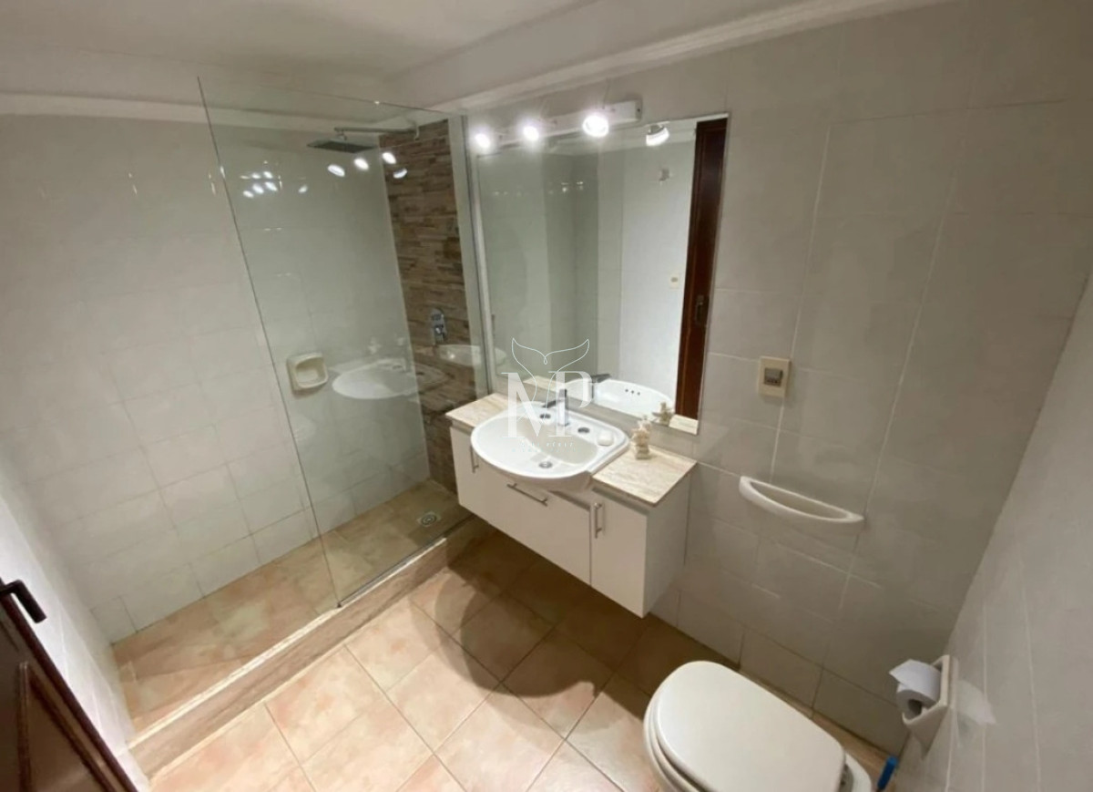 Casa ID.108 - En venta casa de 5 dormitorios, con piscina, parrillero y jardin en Lugano,Punta del Este