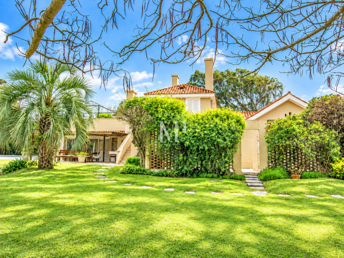 Casa ID.36 - Casa en Venta de 5 dormitorios en el Golf , Punta del este , Playa Bravav