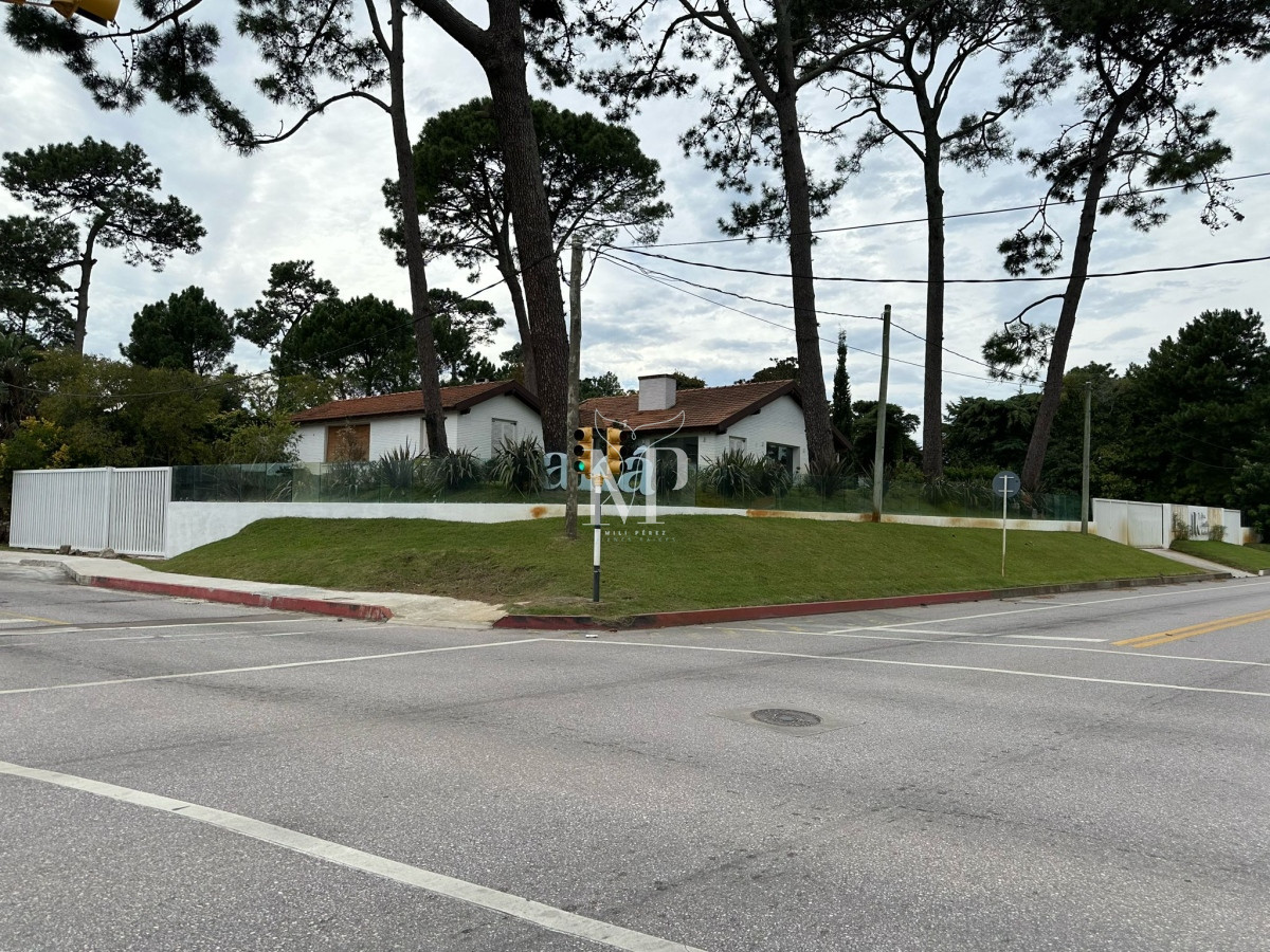 Casa ID.68 - Casa ideal para clinica privada, zona comercial, Punta del Este