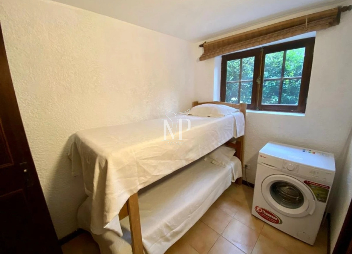 Casa ID.108 - En venta casa de 5 dormitorios, con piscina, parrillero y jardin en Lugano,Punta del Este