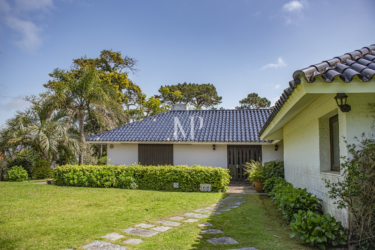 Casa ID.31 - Espectacular casa en Playa Mansa, a metros del mar. Punta del Este