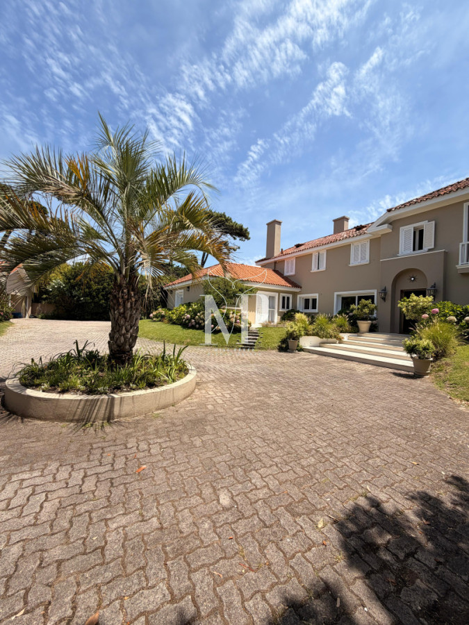 Casa ID.36 - Casa en Venta de 5 dormitorios en el Golf , Punta del este , Playa Bravav