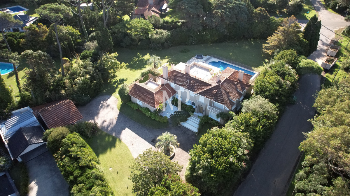 Casa ID.36 - Casa en Venta de 5 dormitorios en el Golf , Punta del este , Playa Bravav
