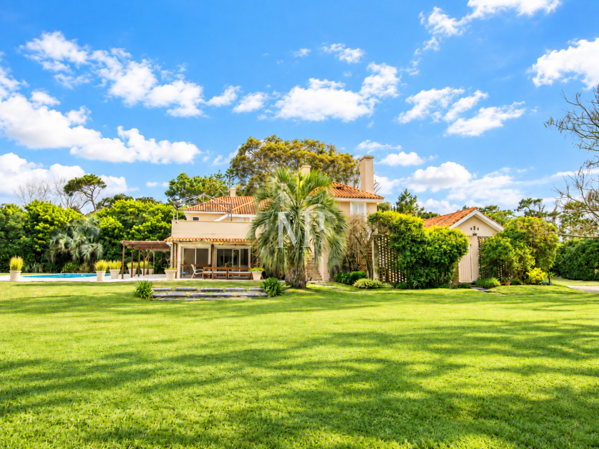 Casa ID.36 - Casa en Venta de 5 dormitorios en el Golf , Punta del este , Playa Bravav