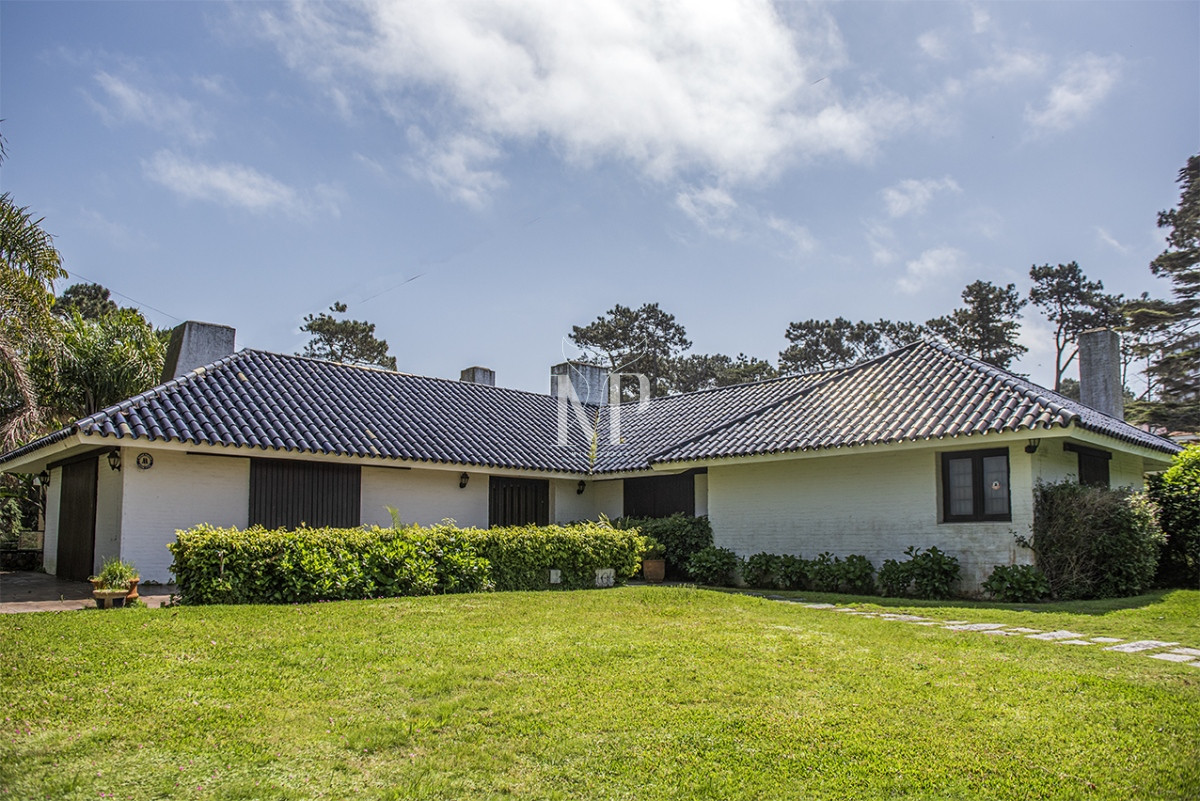 Casa ID.31 - Espectacular casa en Playa Mansa, a metros del mar. Punta del Este