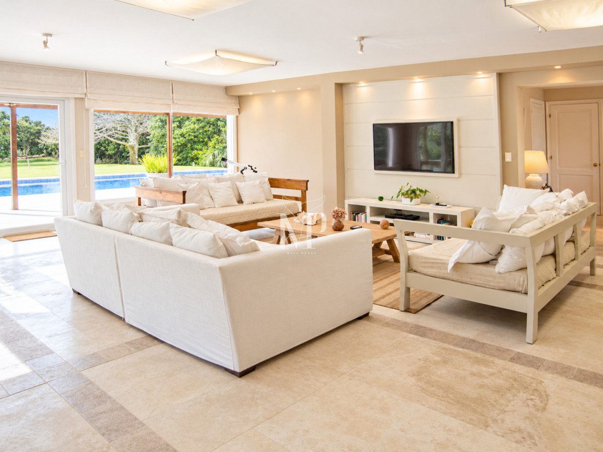 Casa ID.36 - Casa en Venta de 5 dormitorios en el Golf , Punta del este , Playa Bravav