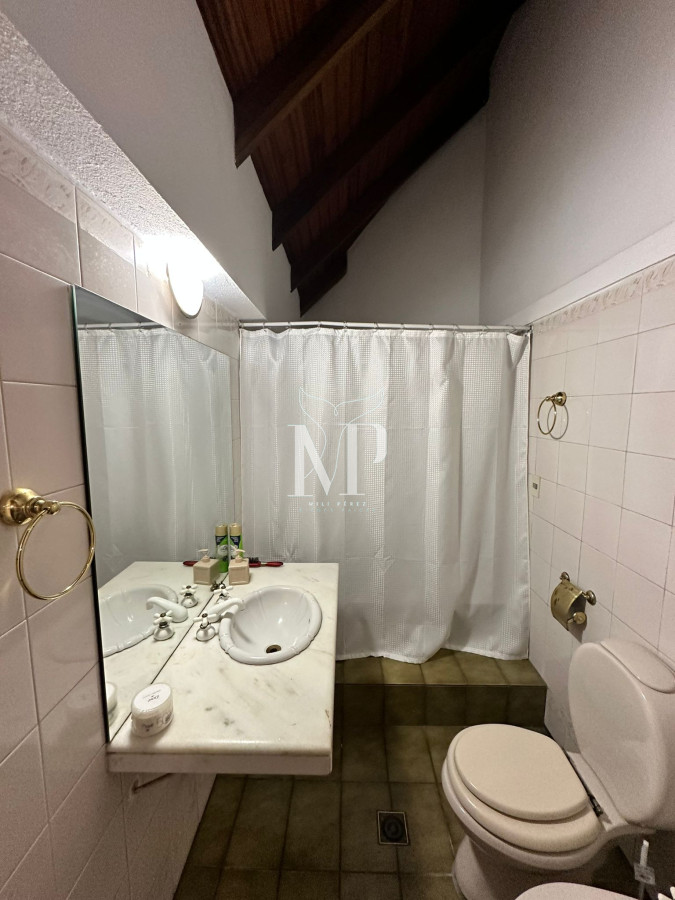 Casa ID.37 - Vende casa de 4 dormitorios con piscina y gran parque en Golf, Punta del Este