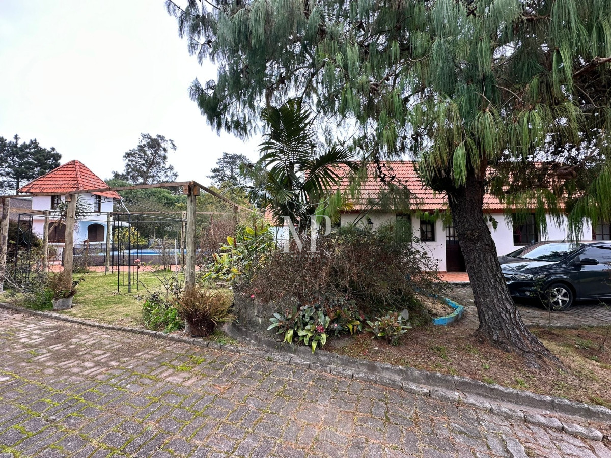 Casa ID.37 - Vende casa de 4 dormitorios con piscina y gran parque en Golf, Punta del Este