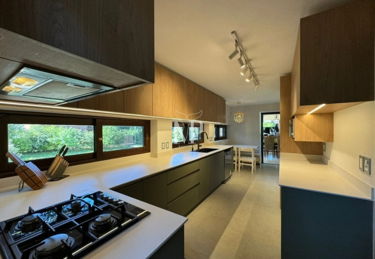 Casa ID.108 - En venta casa de 5 dormitorios, con piscina, parrillero y jardin en Lugano,Punta del Este