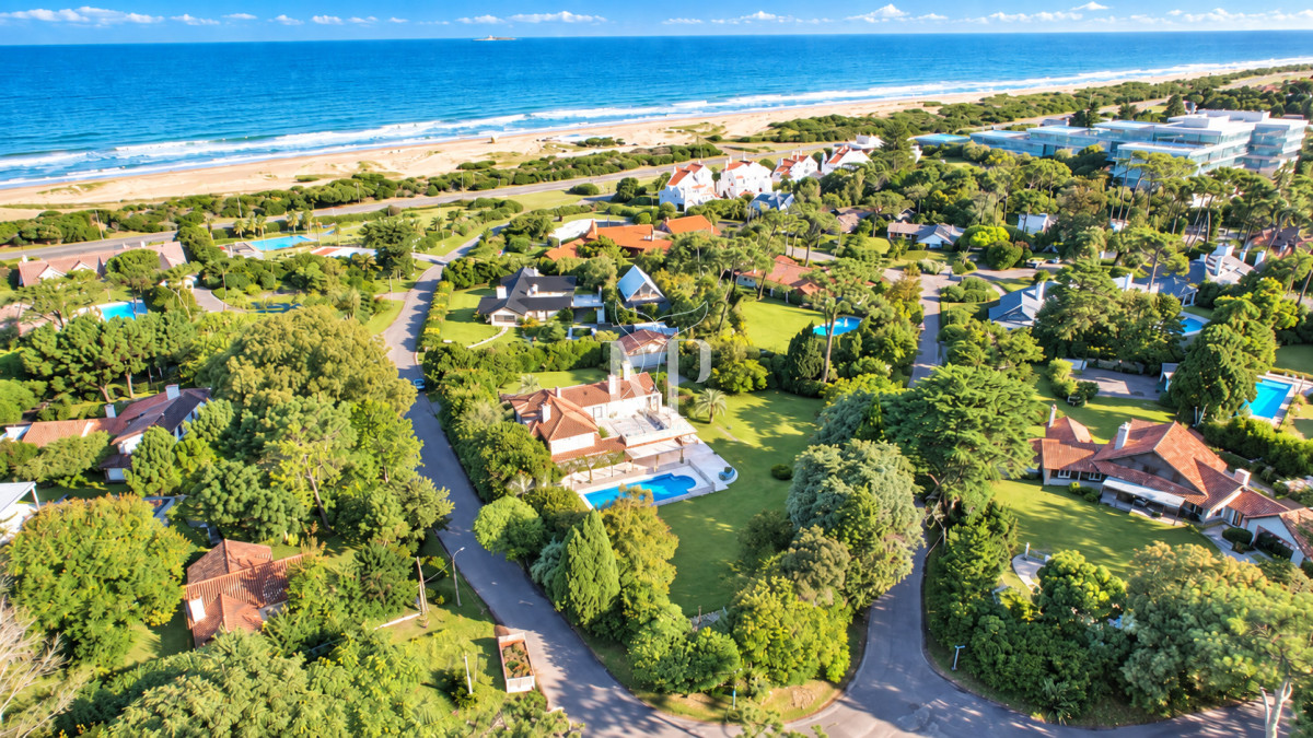 Casa ID.36 - Casa en Venta de 5 dormitorios en el Golf , Punta del este , Playa Bravav