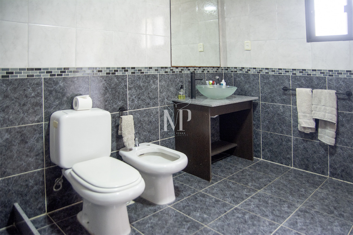 Casa ID.185 - Excelente chalet de 5 dormitorios en venta a pasos de Playa Mansa Punta del Este