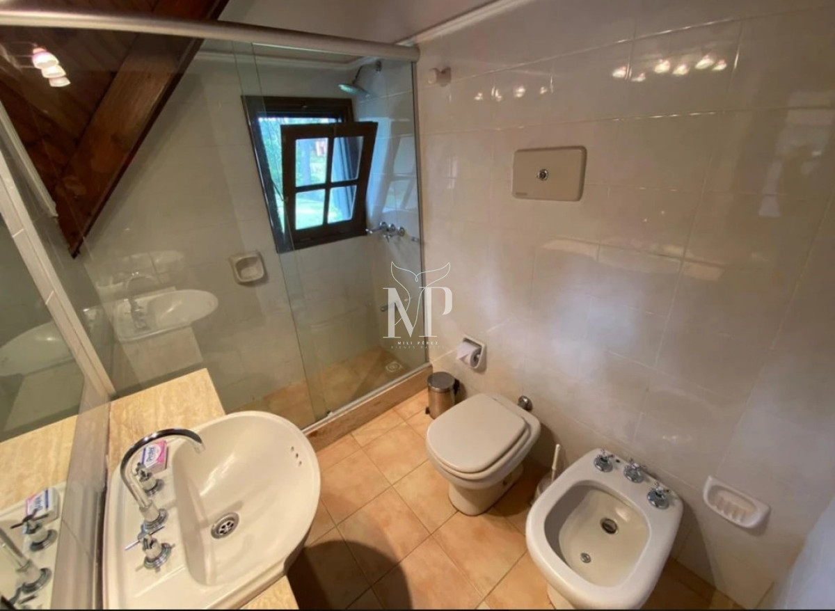 Casa ID.108 - En venta casa de 5 dormitorios, con piscina, parrillero y jardin en Lugano,Punta del Este