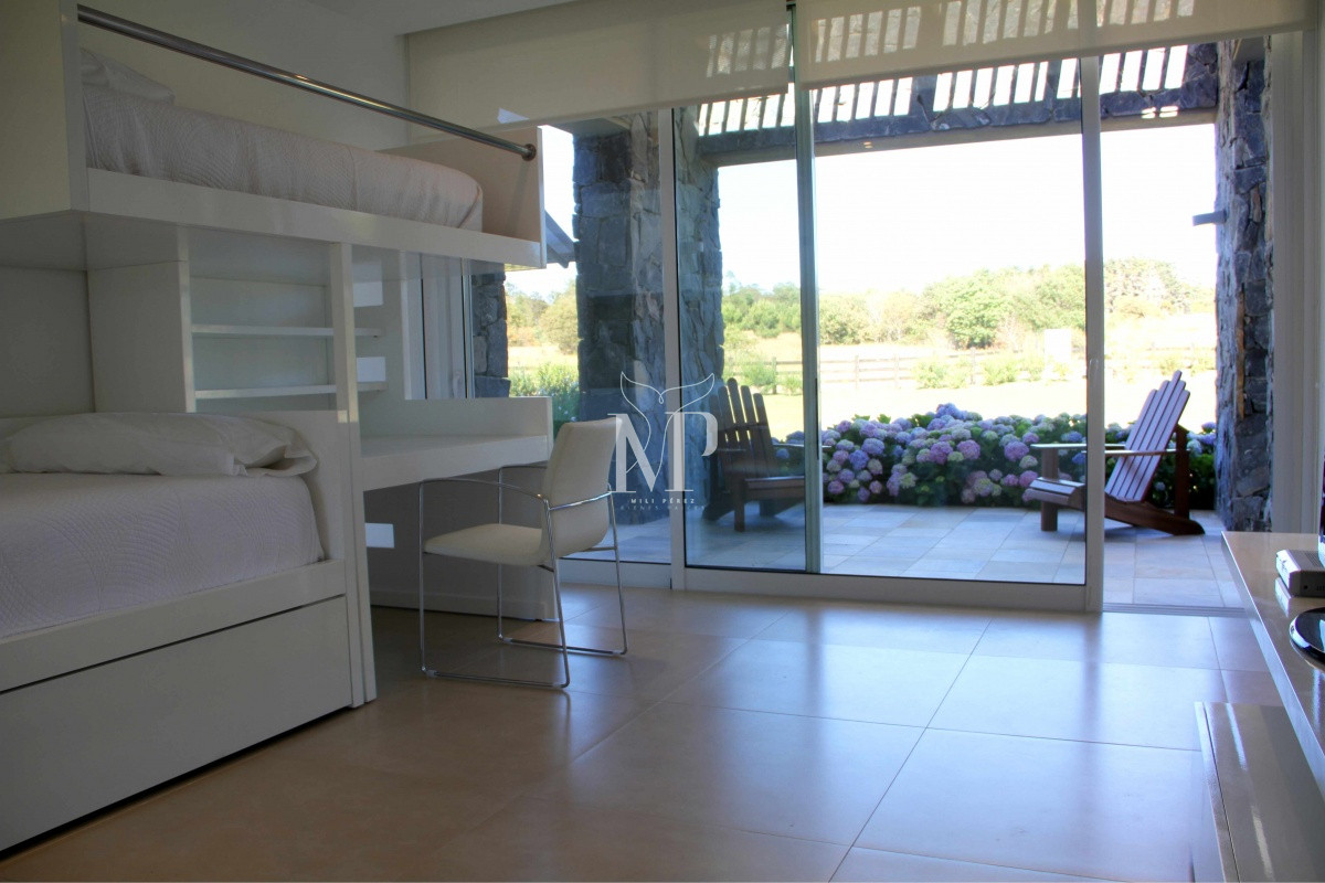 Casa ID.34 - En venta y alquiler casa en Manantiales de 5 dormitorios.