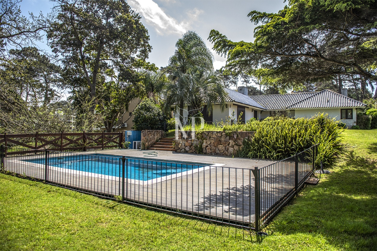 Casa ID.31 - Espectacular casa en Playa Mansa, a metros del mar. Punta del Este