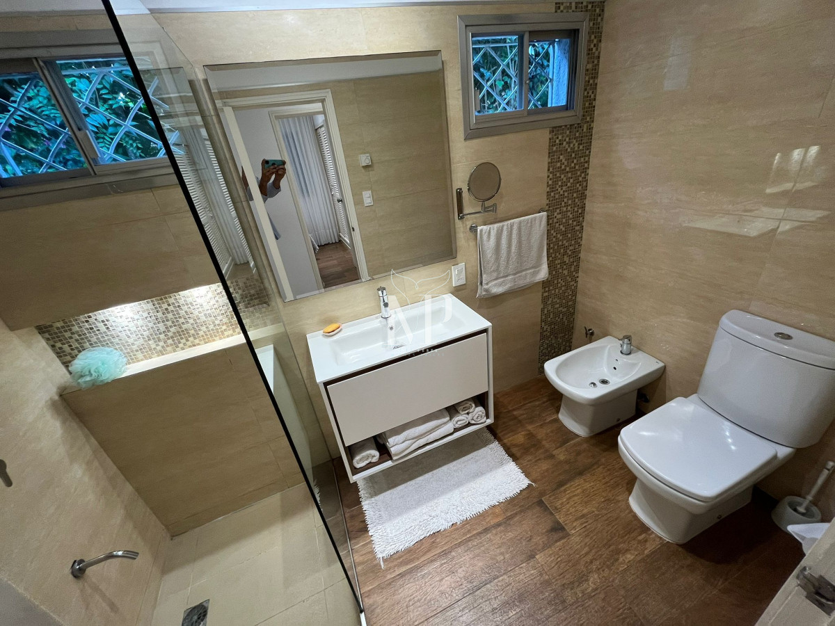 Casa ID.106 - Hermosa Casa en venta de 4 dormitorios en Cantegril, Punta del este. 