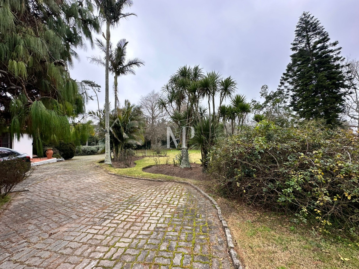 Casa ID.37 - Vende casa de 4 dormitorios con piscina y gran parque en Golf, Punta del Este