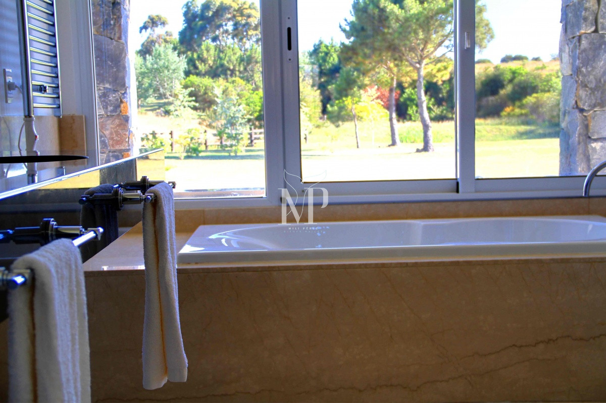 Casa ID.34 - En venta y alquiler casa en Manantiales de 5 dormitorios.