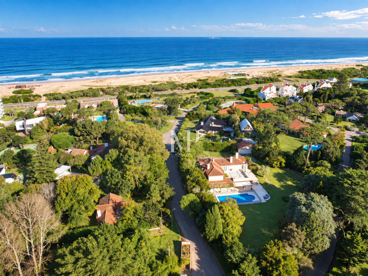 Casa ID.36 - Casa en Venta de 5 dormitorios en el Golf , Punta del este , Playa Bravav