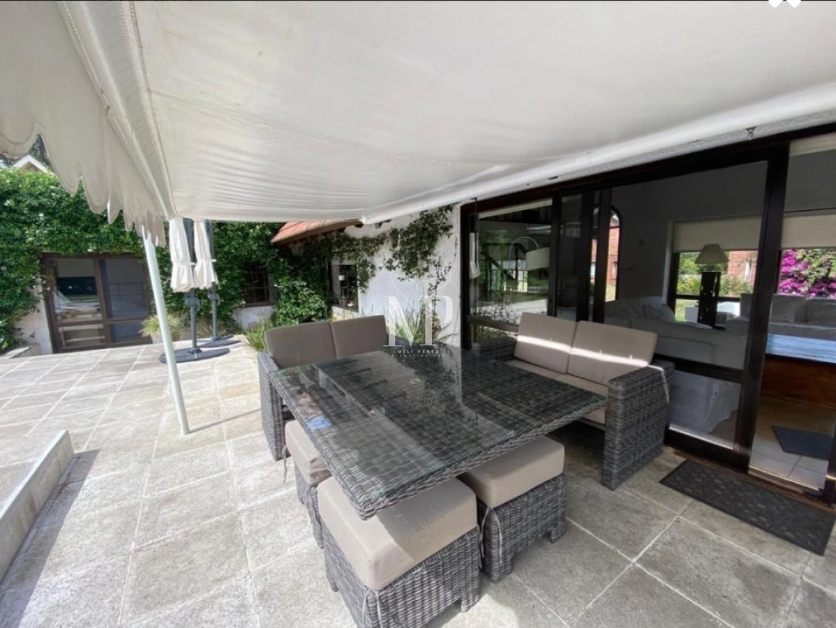 Casa ID.108 - En venta casa de 5 dormitorios, con piscina, parrillero y jardin en Lugano,Punta del Este