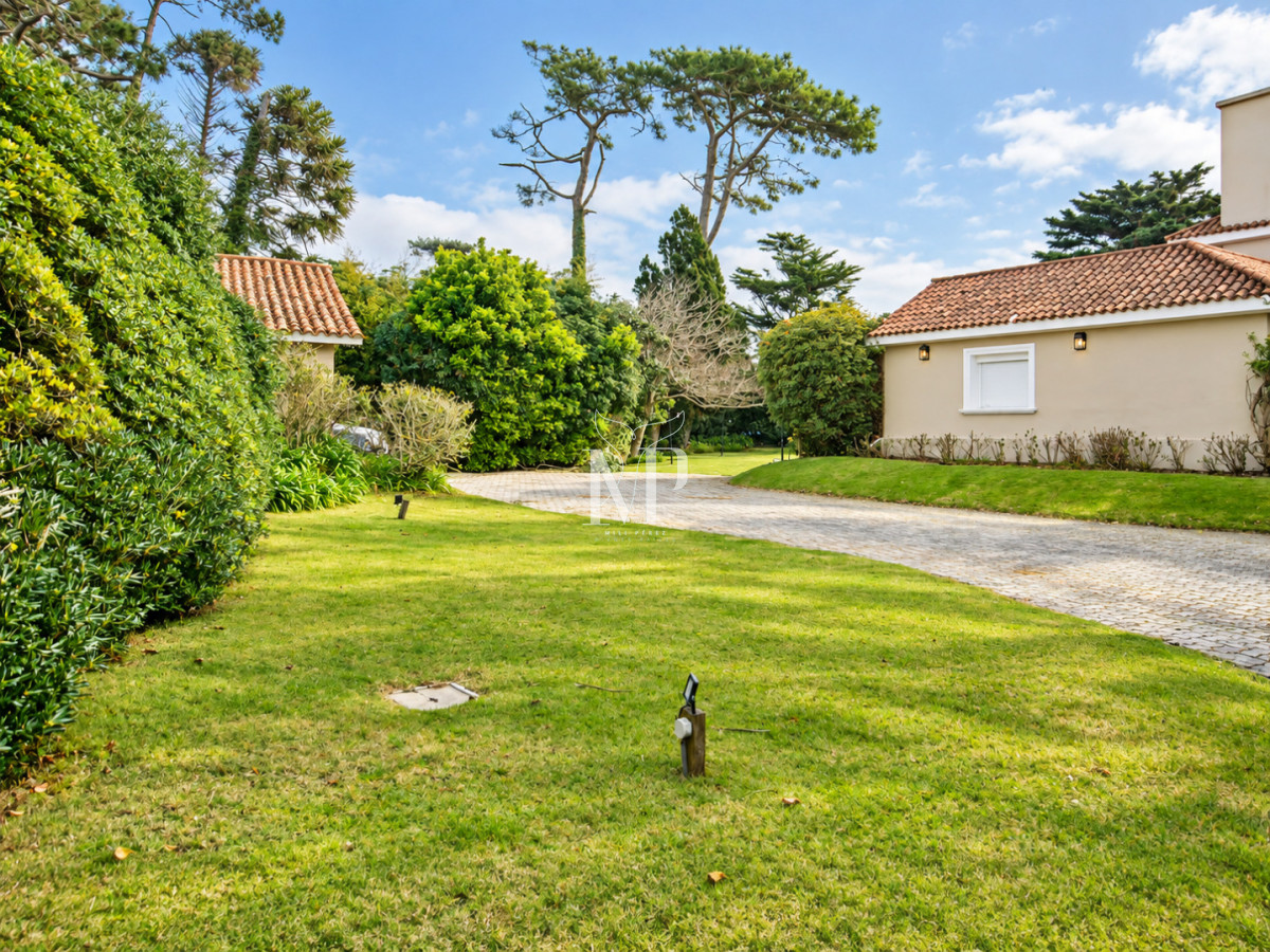 Casa ID.36 - Casa en Venta de 5 dormitorios en el Golf , Punta del este , Playa Bravav