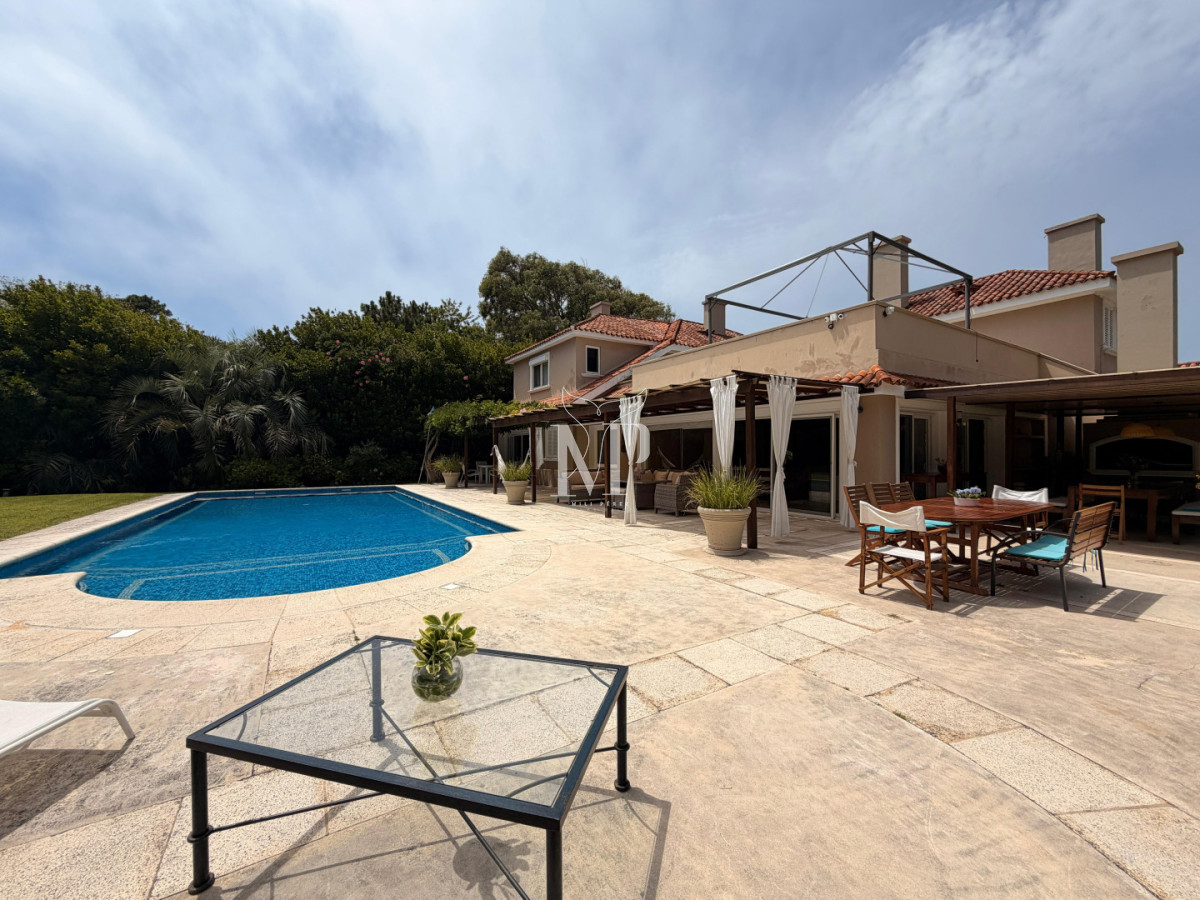 Casa ID.36 - Casa en Venta de 5 dormitorios en el Golf , Punta del este , Playa Bravav