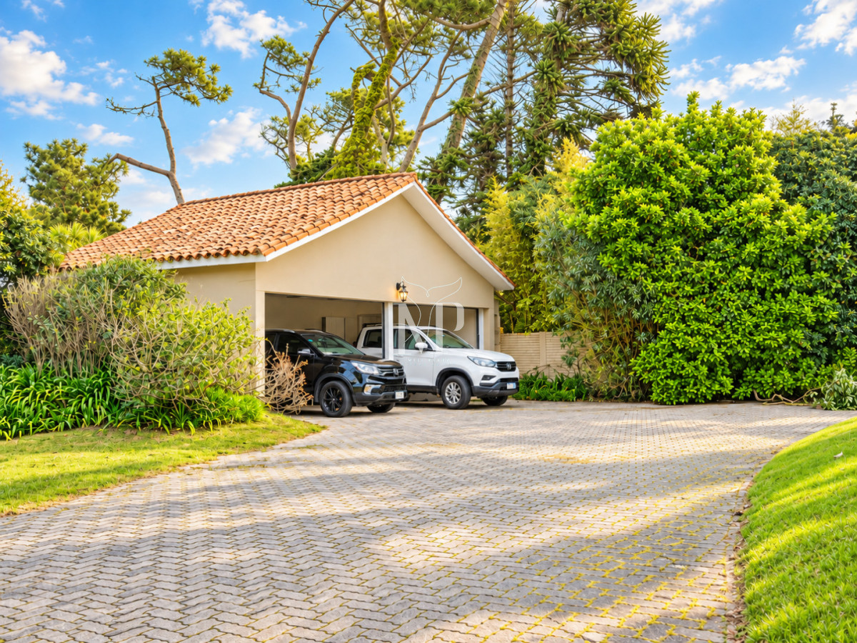 Casa ID.36 - Casa en Venta de 5 dormitorios en el Golf , Punta del este , Playa Bravav