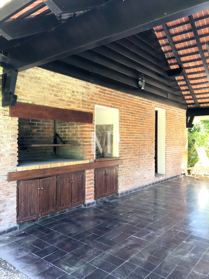 Casa ID.116 - En venta casa en Punta del Este de 3 dormitorios en suite y amplios espacios exteriores 