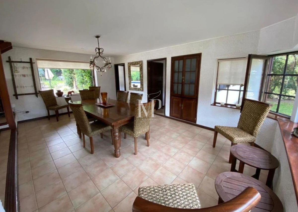 Casa ID.108 - En venta casa de 5 dormitorios, con piscina, parrillero y jardin en Lugano,Punta del Este