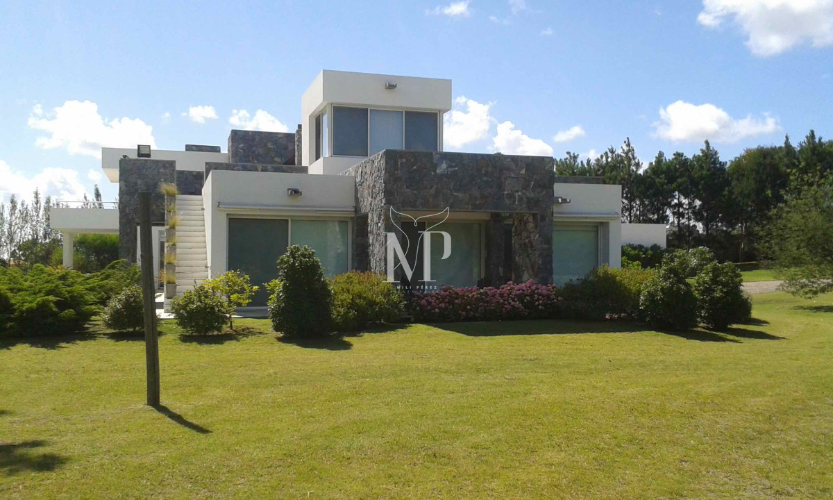 Casa ID.34 - En venta y alquiler casa en Manantiales de 5 dormitorios.