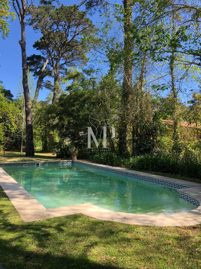 Casa ID.116 - En venta casa en Punta del Este de 3 dormitorios en suite y amplios espacios exteriores 