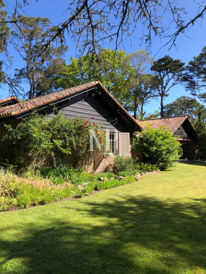 Casa ID.116 - En venta casa en Punta del Este de 3 dormitorios en suite y amplios espacios exteriores 