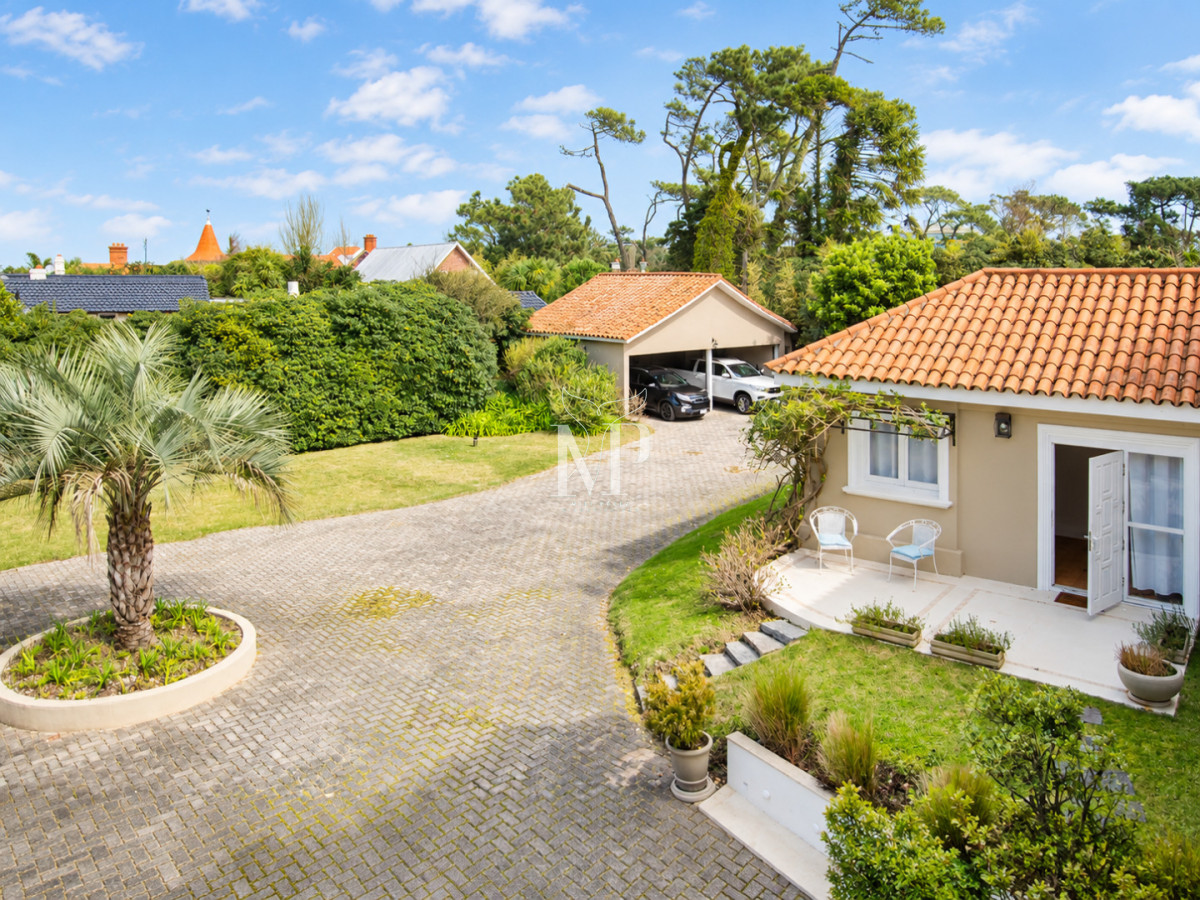 Casa ID.36 - Casa en Venta de 5 dormitorios en el Golf , Punta del este , Playa Bravav