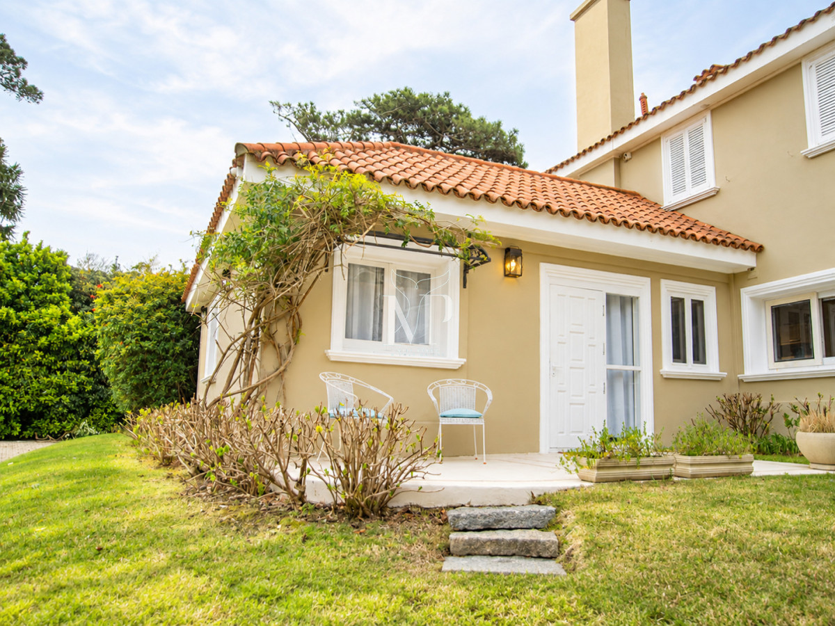 Casa ID.36 - Casa en Venta de 5 dormitorios en el Golf , Punta del este , Playa Bravav
