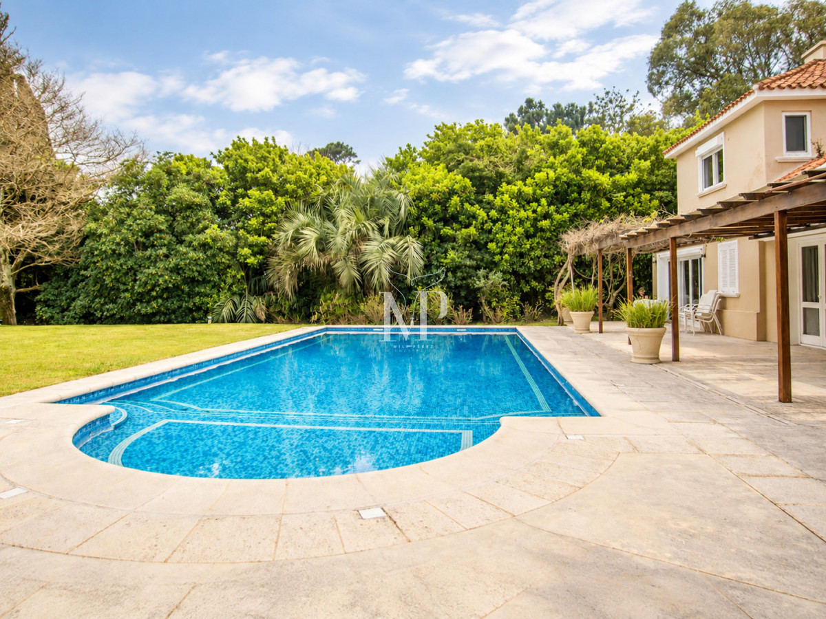 Casa ID.36 - Casa en Venta de 5 dormitorios en el Golf , Punta del este , Playa Bravav