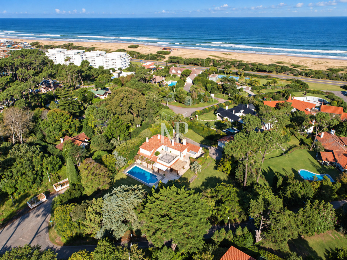 Casa ID.36 - Casa en Venta de 5 dormitorios en el Golf , Punta del este , Playa Bravav