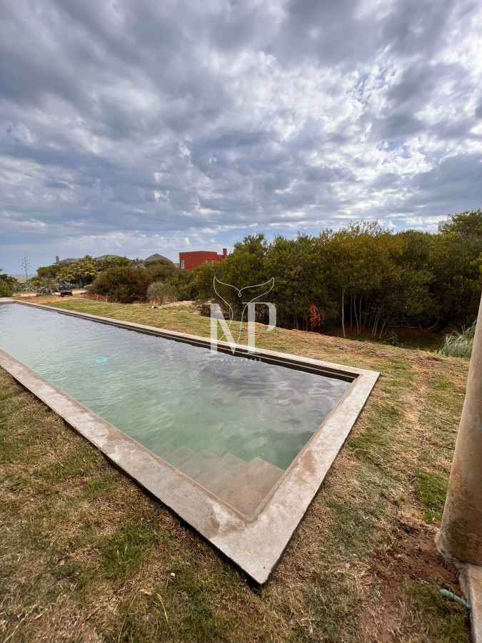 Casa ID.128 - Casa cómoda con espacios hermosos de 5 dormitorios en Punta Piedras 