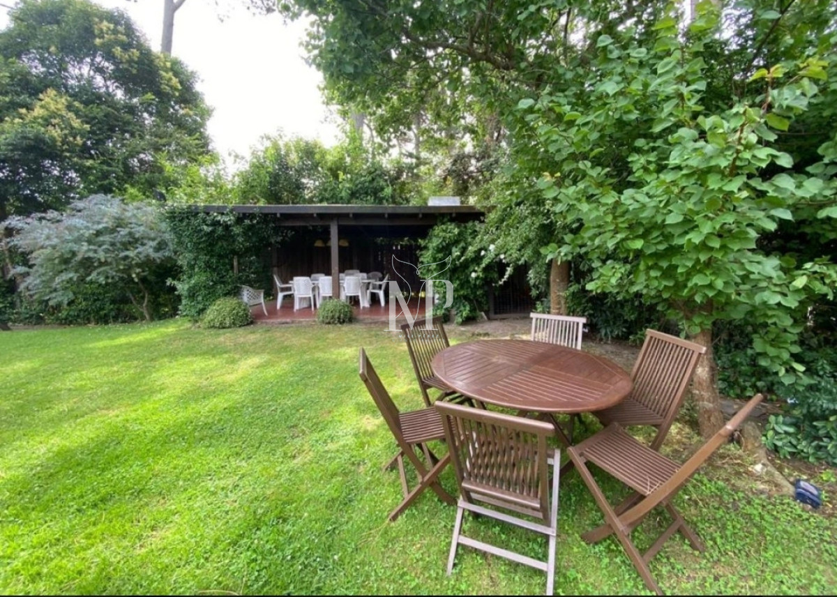 Casa ID.108 - En venta casa de 5 dormitorios, con piscina, parrillero y jardin en Lugano,Punta del Este