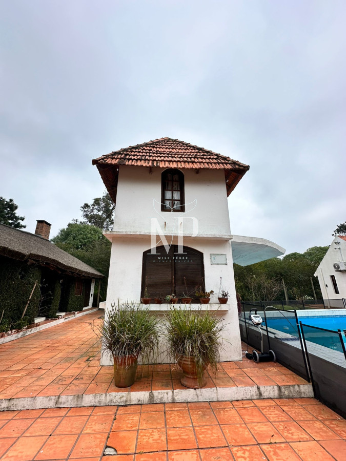 Casa ID.37 - Vende casa de 4 dormitorios con piscina y gran parque en Golf, Punta del Este