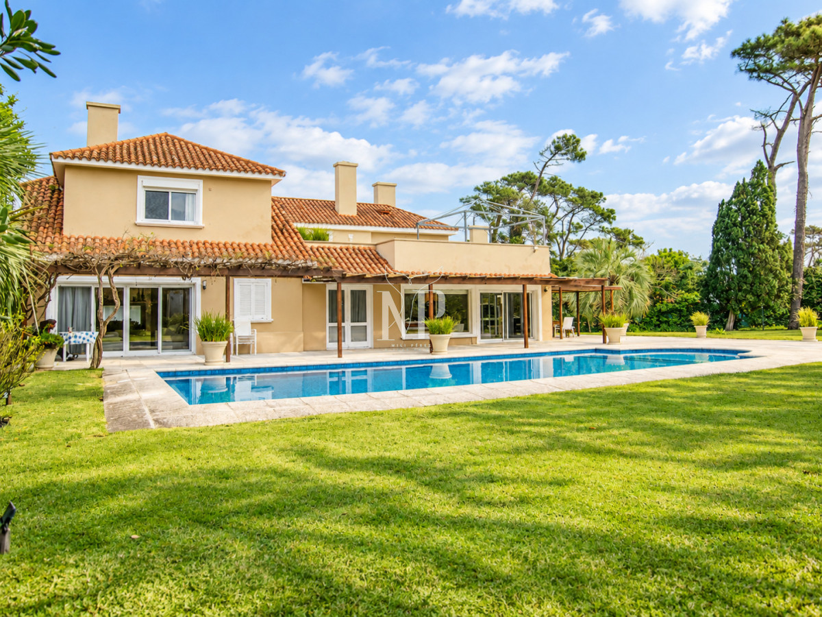 Casa ID.36 - Casa en Venta de 5 dormitorios en el Golf , Punta del este , Playa Bravav