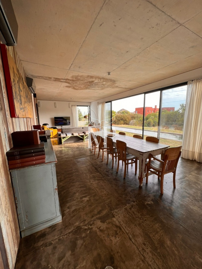 Casa ID.128 - Casa cómoda con espacios hermosos de 5 dormitorios en Punta Piedras 