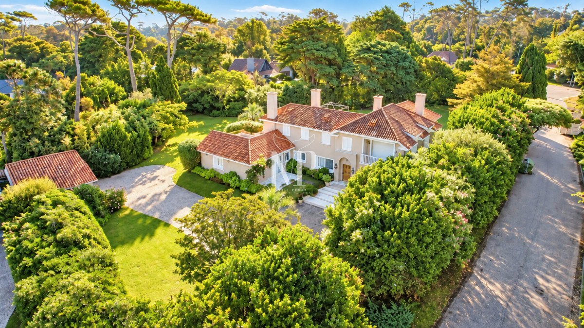 Casa ID.36 - Casa en Venta de 5 dormitorios en el Golf , Punta del este , Playa Bravav