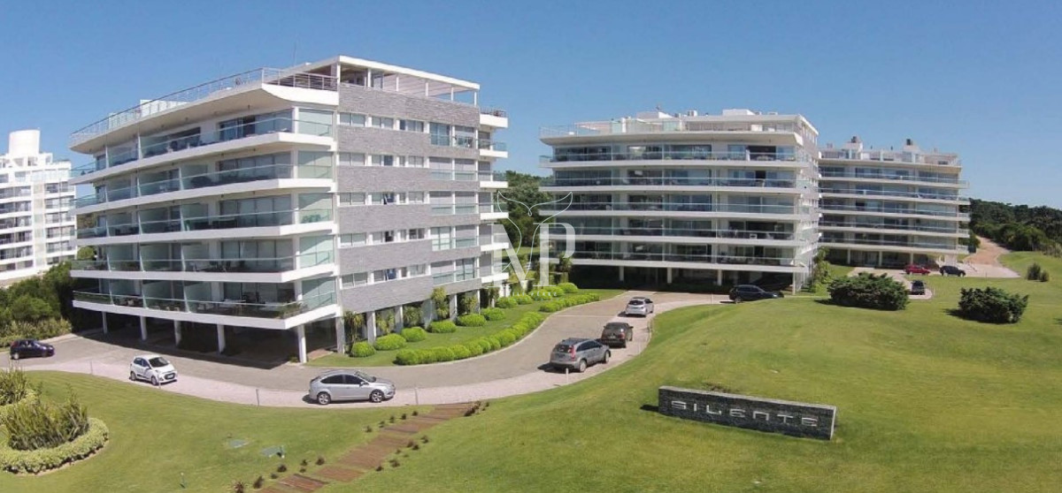 Apartamento ID.50 - Vende espectacular Apartamento de 2 dormitorios frente al Océano en la Brava, Punta del Este