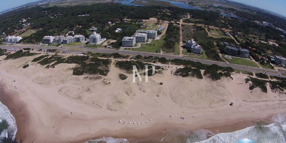 Apartamento ID.50 - Vende espectacular Apartamento de 2 dormitorios frente al Océano en la Brava, Punta del Este