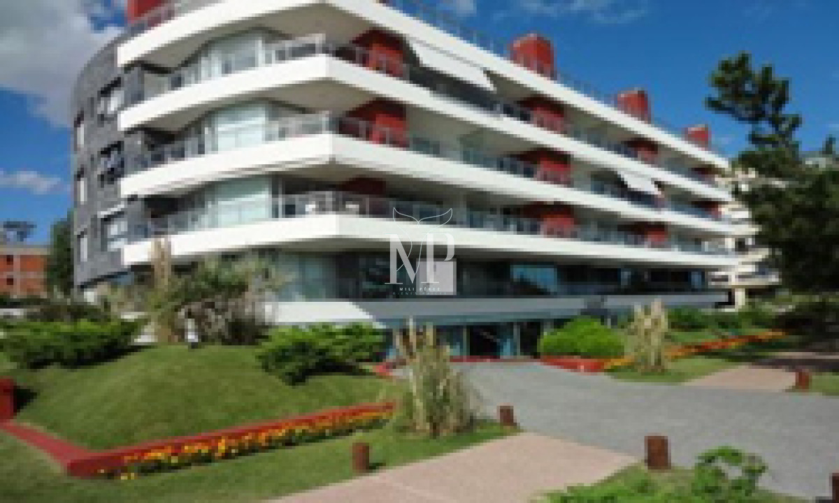 Apartamento ID.139 - Vende hermoso Penthouse en Playa Mansa con azotea propia en Punta del Este